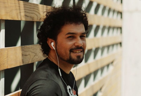 Клип азербайджанского певца завоевал популярность на российском канале (ВИДЕО)