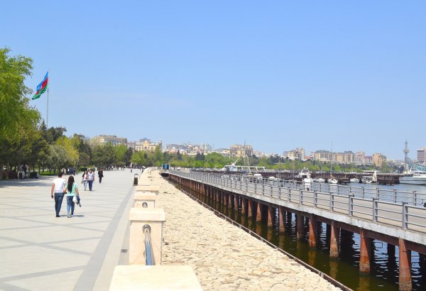 На Бакинском бульваре установлены устройства для зарядки телефонов