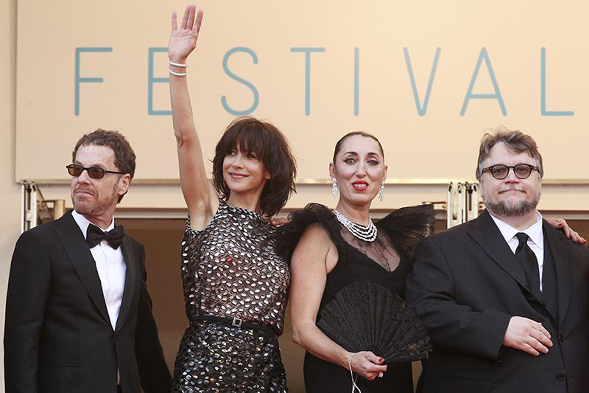 Красная ковровая дорожка Каннского фестиваля: наряды звезд (ФОТО)