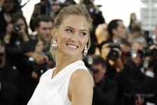 Красная ковровая дорожка Каннского фестиваля: наряды звезд (ФОТО)