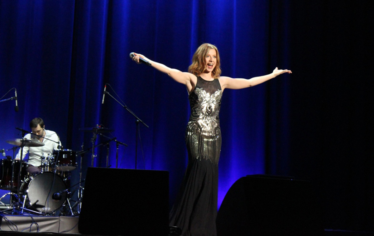 Юлия Савичева подарила вечернему Баку вулкан эмоций (ФОТО)