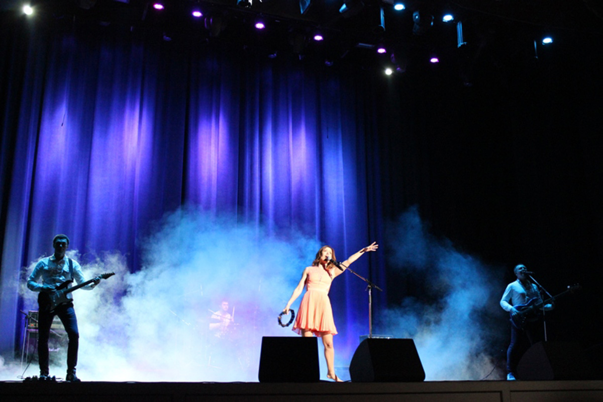 Юлия Савичева подарила вечернему Баку вулкан эмоций (ФОТО)