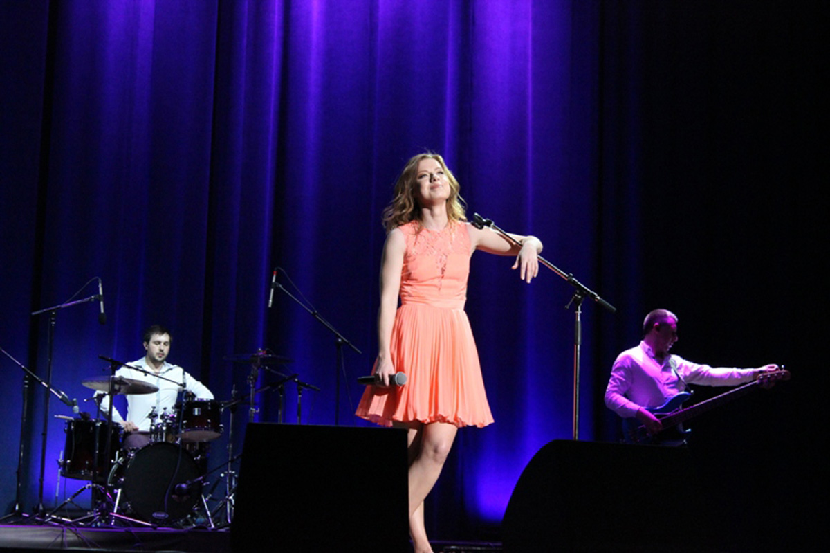 Юлия Савичева подарила вечернему Баку вулкан эмоций (ФОТО)