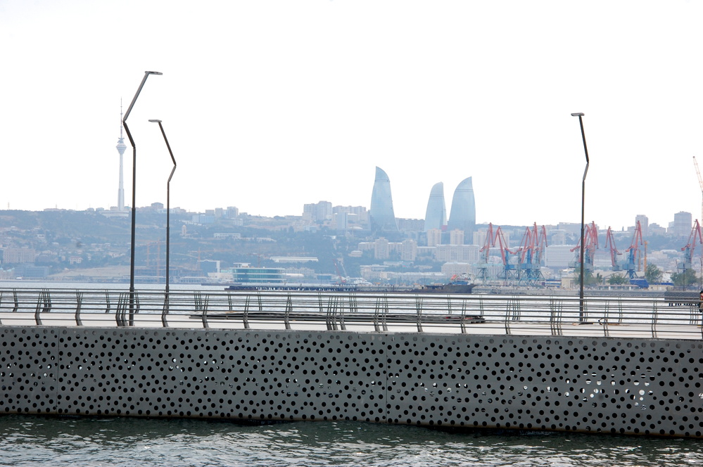 Баку-2015: Прогулка по новому бульвару White City (ФОТО)