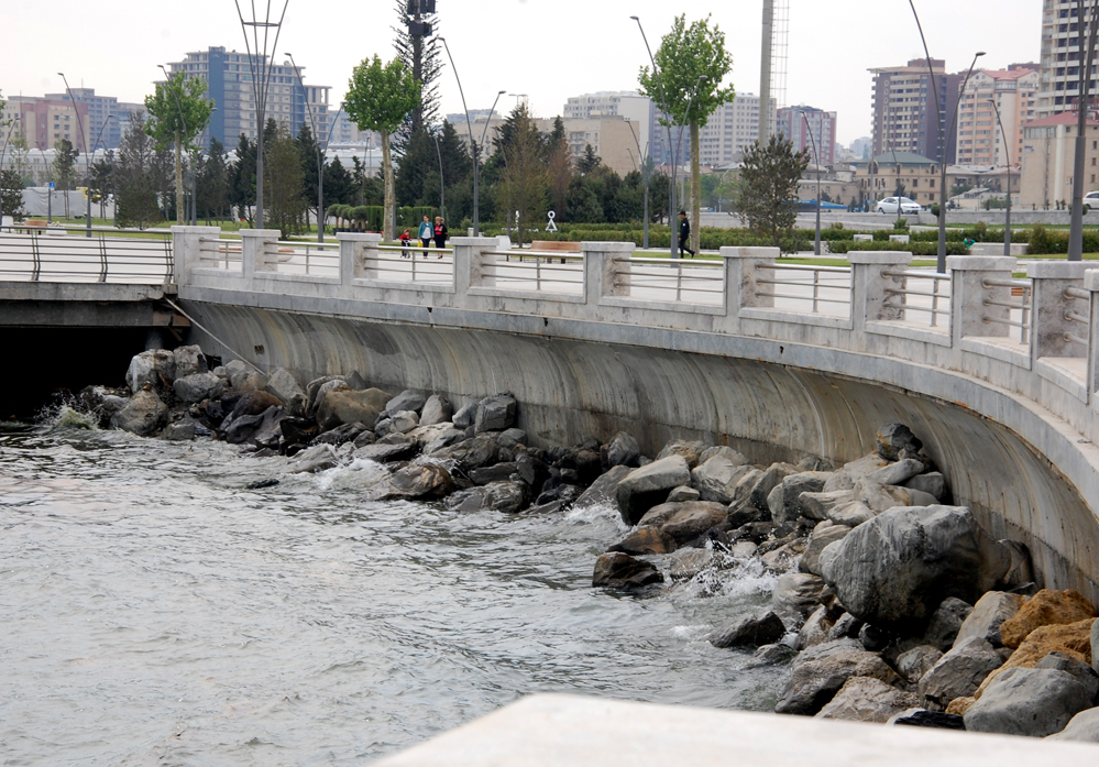 Баку-2015: Прогулка по новому бульвару White City (ФОТО)