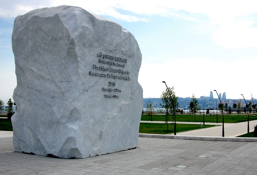Баку-2015: Прогулка по новому бульвару White City (ФОТО)
