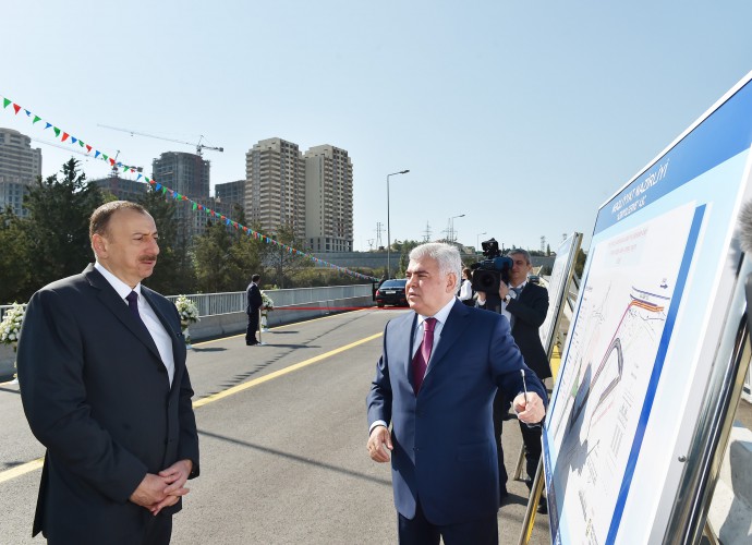 Президент Ильхам Алиев принял участие в открытии моста и дороги в Баку (ФОТО)
