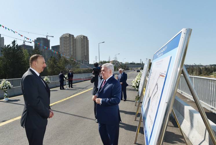 Президент Ильхам Алиев принял участие в открытии моста и дороги в Баку (ФОТО)