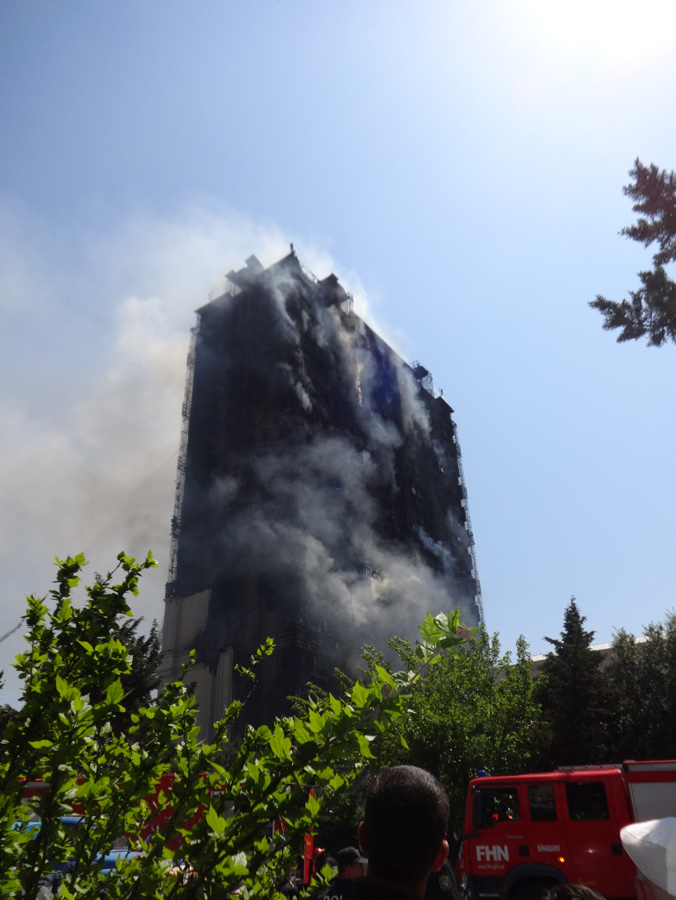 Число жертв в результате пожара в многоэтажке в Баку достигло 16 (версия 12) (ФОТО, ВИДЕО)