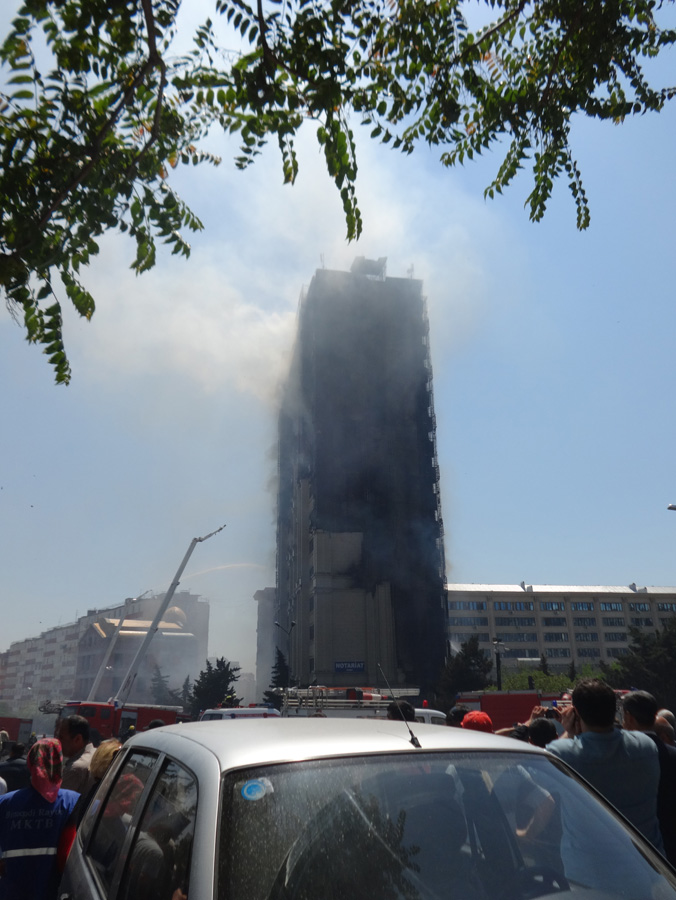 Число жертв в результате пожара в многоэтажке в Баку достигло 16 (версия 12) (ФОТО, ВИДЕО)