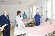 Первая леди Азербайджана посетила пострадавших в результате пожара в Баку (ФОТО)