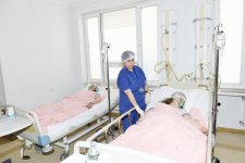 Первая леди Азербайджана посетила пострадавших в результате пожара в Баку (ФОТО)