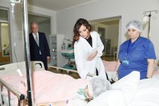 Первая леди Азербайджана посетила пострадавших в результате пожара в Баку (ФОТО)