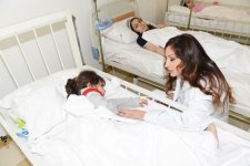 Первая леди Азербайджана посетила пострадавших в результате пожара в Баку (ФОТО)