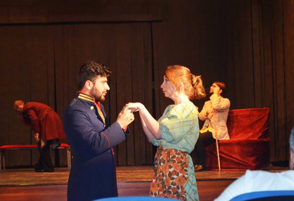 Азербайджанские студенты поставили спектакль по пьесе Гоголя (ФОТО)