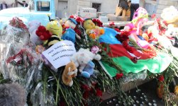 Гвоздики, свечи, игрушки, молитвы…- в Баку чтят память погибших во время пожара (ФОТО)