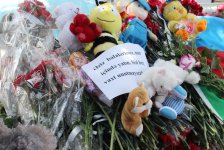 Гвоздики, свечи, игрушки, молитвы…- в Баку чтят память погибших во время пожара (ФОТО)