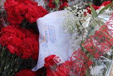 Гвоздики, свечи, игрушки, молитвы…- в Баку чтят память погибших во время пожара (ФОТО)