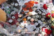 Гвоздики, свечи, игрушки, молитвы…- в Баку чтят память погибших во время пожара (ФОТО)