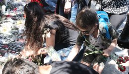 Гвоздики, свечи, игрушки, молитвы…- в Баку чтят память погибших во время пожара (ФОТО)