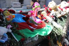 Гвоздики, свечи, игрушки, молитвы…- в Баку чтят память погибших во время пожара (ФОТО)