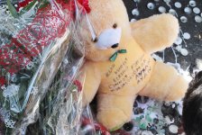 Гвоздики, свечи, игрушки, молитвы…- в Баку чтят память погибших во время пожара (ФОТО)