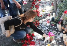 Гвоздики, свечи, игрушки, молитвы…- в Баку чтят память погибших во время пожара (ФОТО)