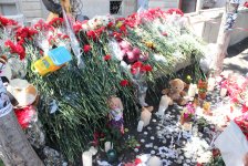 Гвоздики, свечи, игрушки, молитвы…- в Баку чтят память погибших во время пожара (ФОТО)