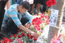 Гвоздики, свечи, игрушки, молитвы…- в Баку чтят память погибших во время пожара (ФОТО)