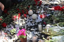 Гвоздики, свечи, игрушки, молитвы…- в Баку чтят память погибших во время пожара (ФОТО)