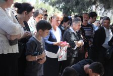 Гвоздики, свечи, игрушки, молитвы…- в Баку чтят память погибших во время пожара (ФОТО)