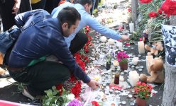 Гвоздики, свечи, игрушки, молитвы…- в Баку чтят память погибших во время пожара (ФОТО)