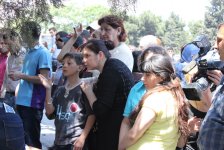 Гвоздики, свечи, игрушки, молитвы…- в Баку чтят память погибших во время пожара (ФОТО)