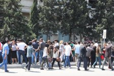 Гвоздики, свечи, игрушки, молитвы…- в Баку чтят память погибших во время пожара (ФОТО)