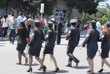 Гвоздики, свечи, игрушки, молитвы…- в Баку чтят память погибших во время пожара (ФОТО)