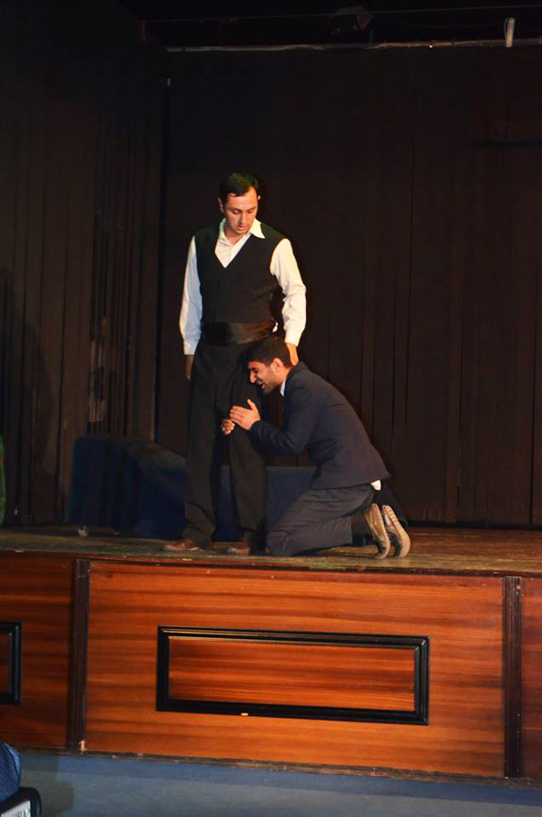 Азербайджанские студенты поставили спектакль по пьесе Гоголя (ФОТО)