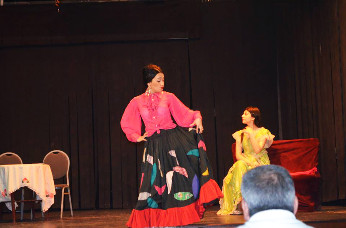 Азербайджанские студенты поставили спектакль по пьесе Гоголя (ФОТО)