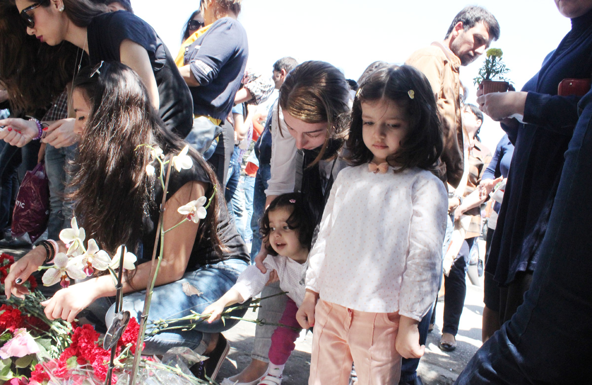 Гвоздики, свечи, игрушки, молитвы…- в Баку чтят память погибших во время пожара (ФОТО)