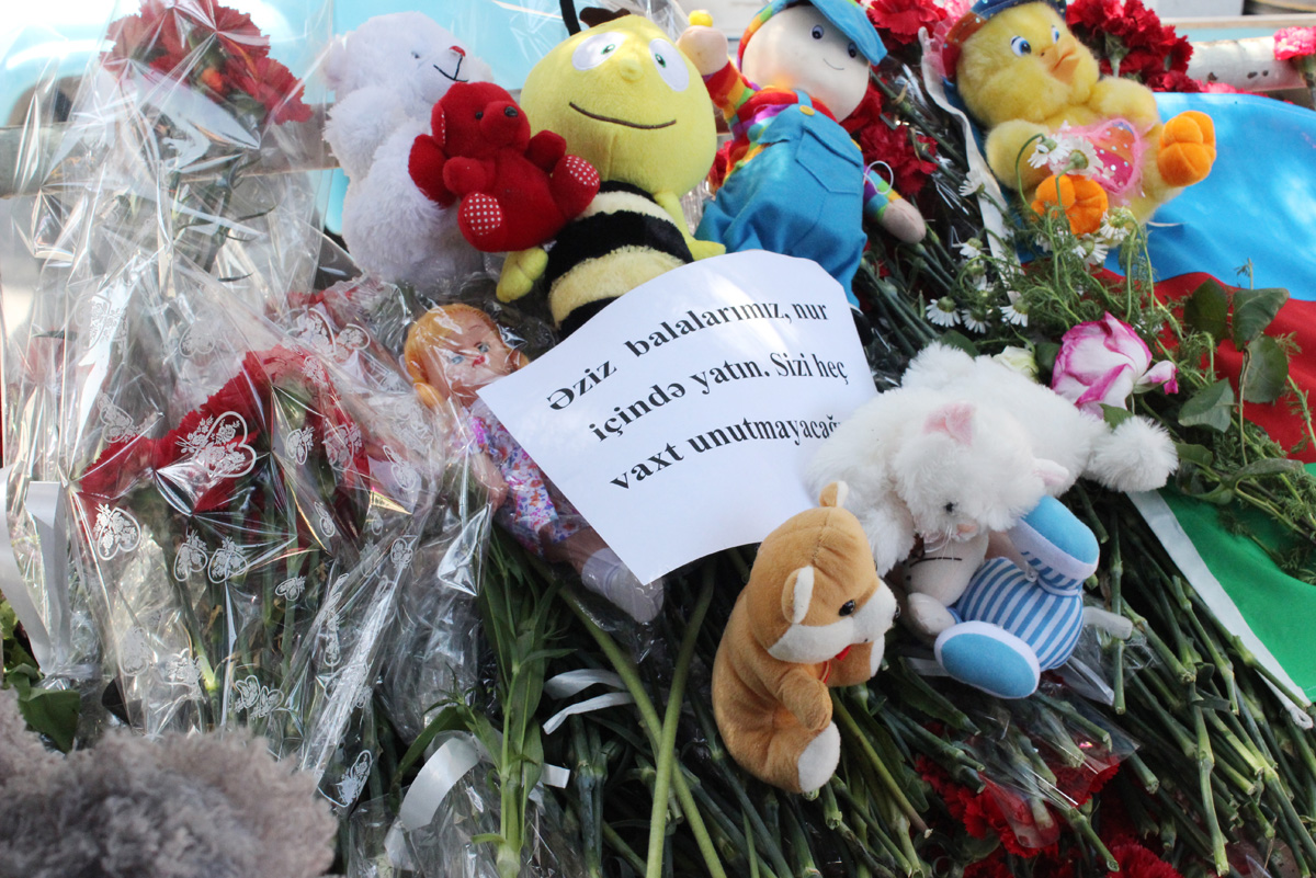 Гвоздики, свечи, игрушки, молитвы…- в Баку чтят память погибших во время пожара (ФОТО)