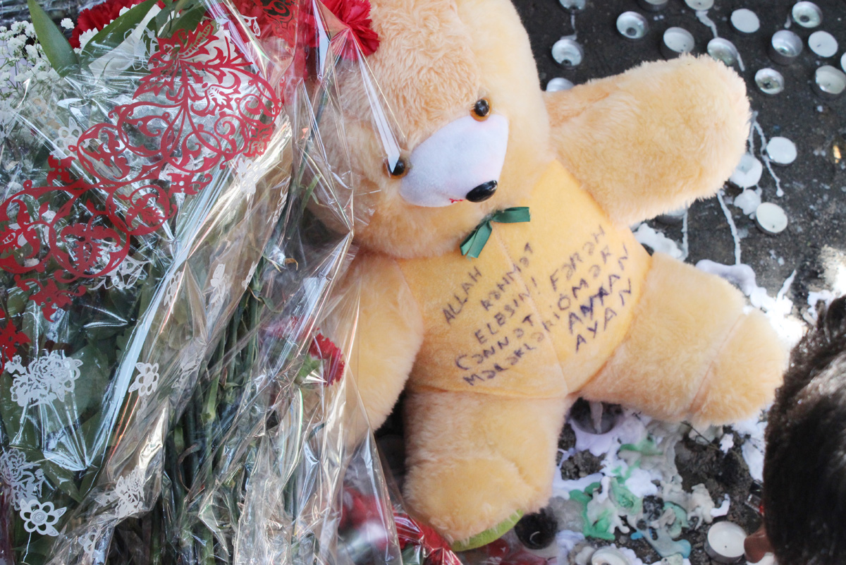 Гвоздики, свечи, игрушки, молитвы…- в Баку чтят память погибших во время пожара (ФОТО)