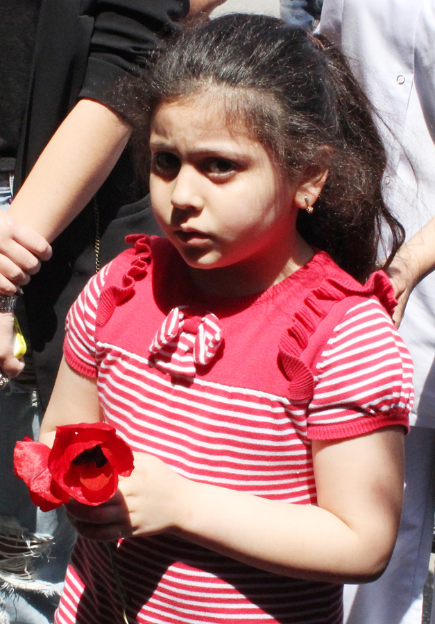 Гвоздики, свечи, игрушки, молитвы…- в Баку чтят память погибших во время пожара (ФОТО)