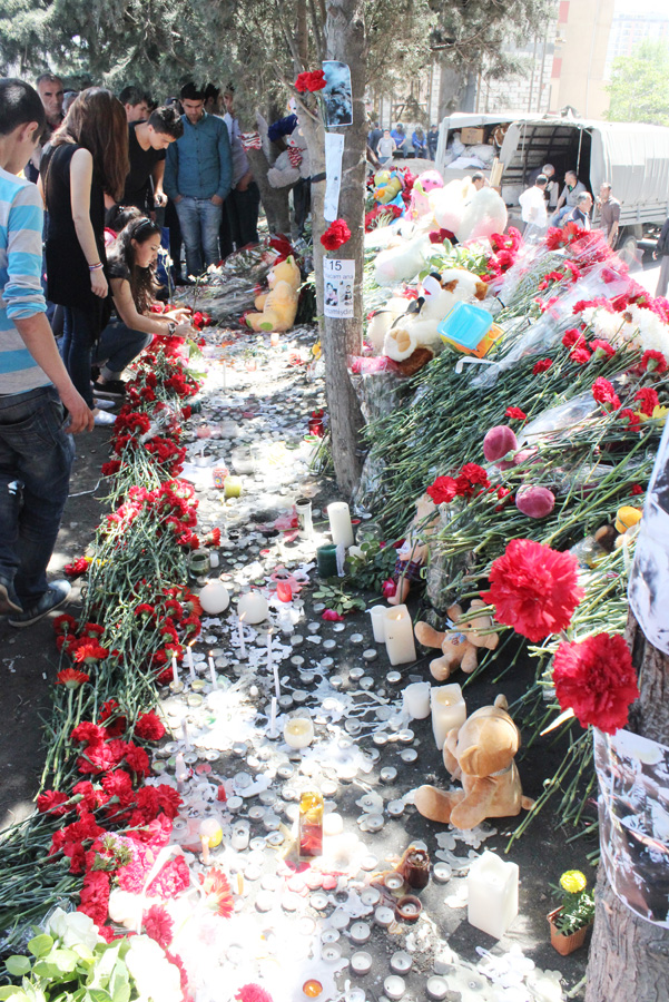 Гвоздики, свечи, игрушки, молитвы…- в Баку чтят память погибших во время пожара (ФОТО)