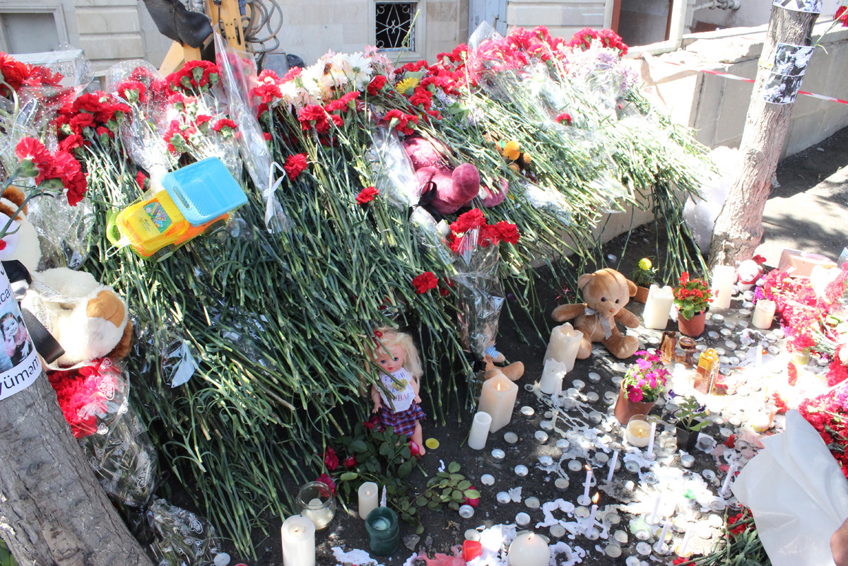 Гвоздики, свечи, игрушки, молитвы…- в Баку чтят память погибших во время пожара (ФОТО)