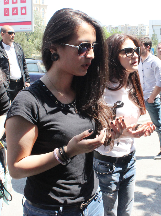 Гвоздики, свечи, игрушки, молитвы…- в Баку чтят память погибших во время пожара (ФОТО)