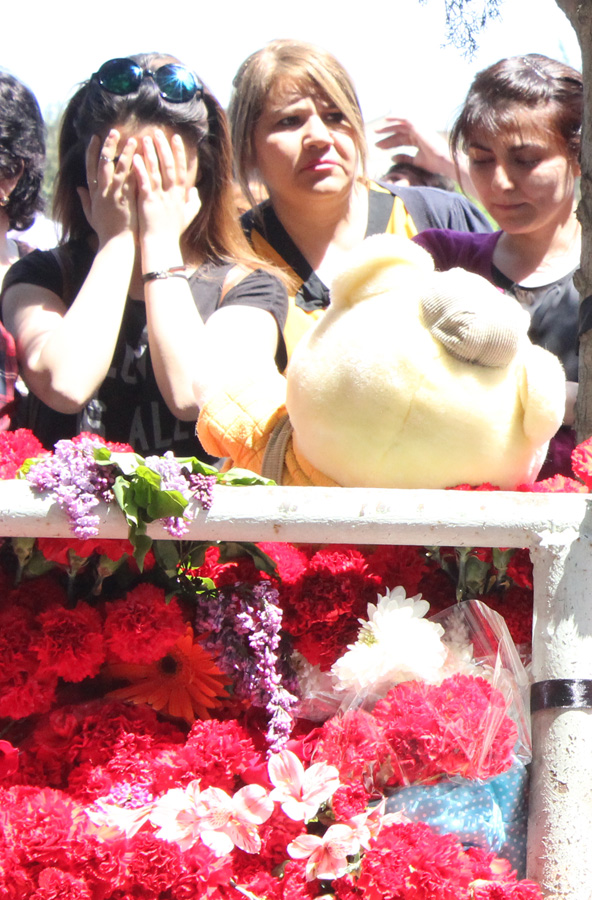 Гвоздики, свечи, игрушки, молитвы…- в Баку чтят память погибших во время пожара (ФОТО)