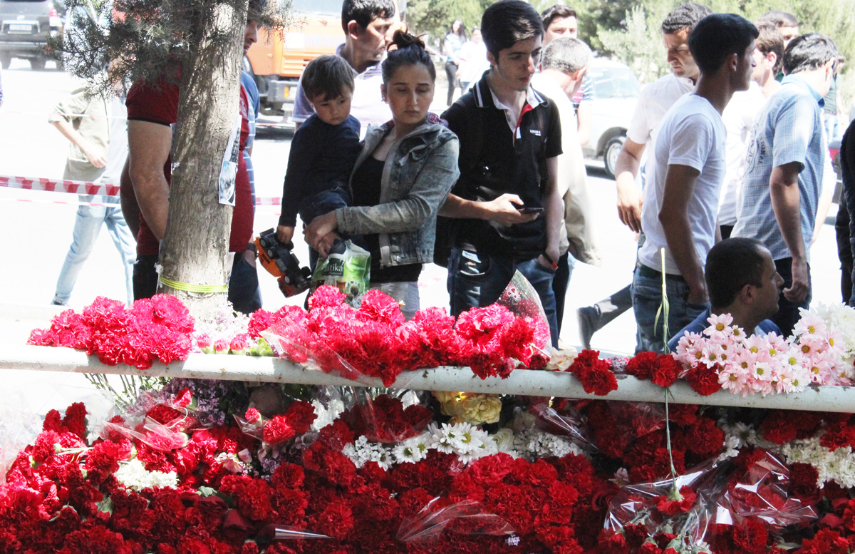 Гвоздики, свечи, игрушки, молитвы…- в Баку чтят память погибших во время пожара (ФОТО)