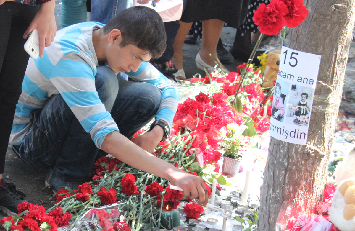 Гвоздики, свечи, игрушки, молитвы…- в Баку чтят память погибших во время пожара (ФОТО)