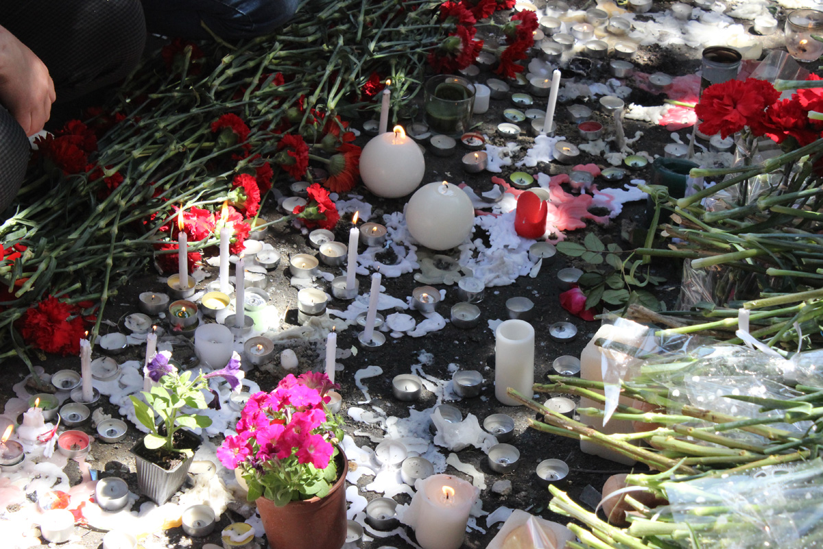 Гвоздики, свечи, игрушки, молитвы…- в Баку чтят память погибших во время пожара (ФОТО)