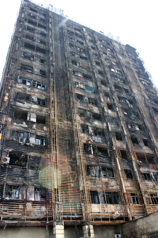 Гвоздики, свечи, игрушки, молитвы…- в Баку чтят память погибших во время пожара (ФОТО)