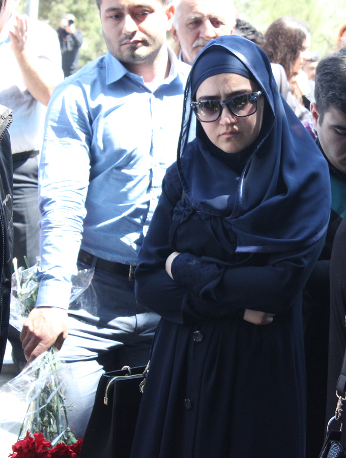 Гвоздики, свечи, игрушки, молитвы…- в Баку чтят память погибших во время пожара (ФОТО)